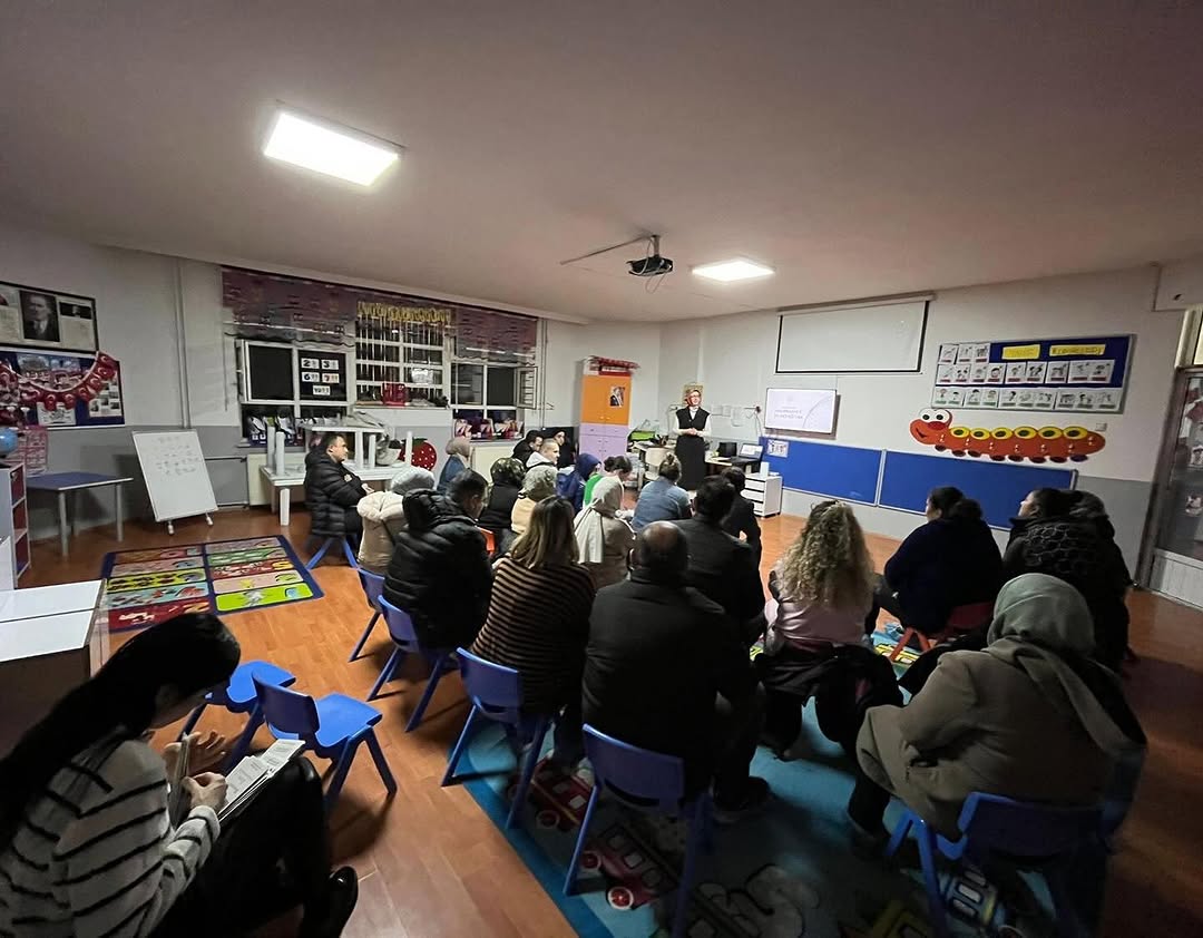 Afyonkarahisar Sosyal Hizmet Merkezi'nden Nenehatun Anaokulu Velilerine Mahremiyet Semineri