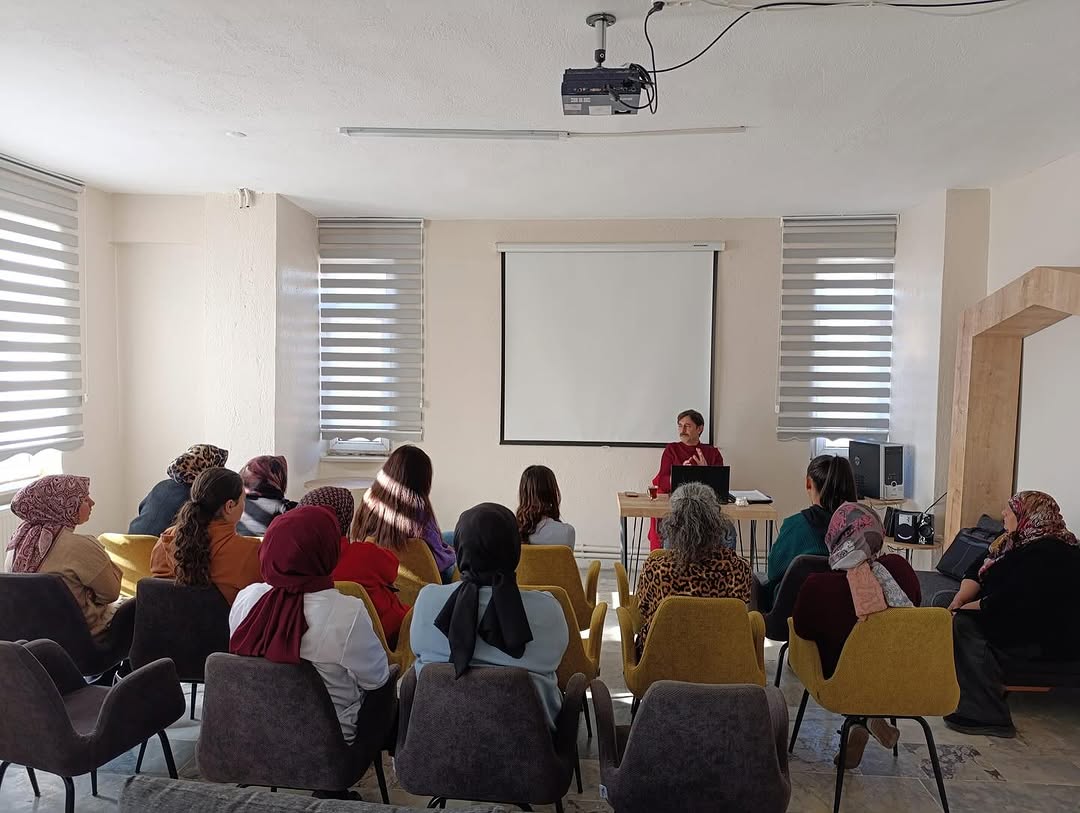 Bolvadin Sosyal Hizmet Merkezi'nden Çay Kadın Kültür Evinde Eğitim Düzenlendi