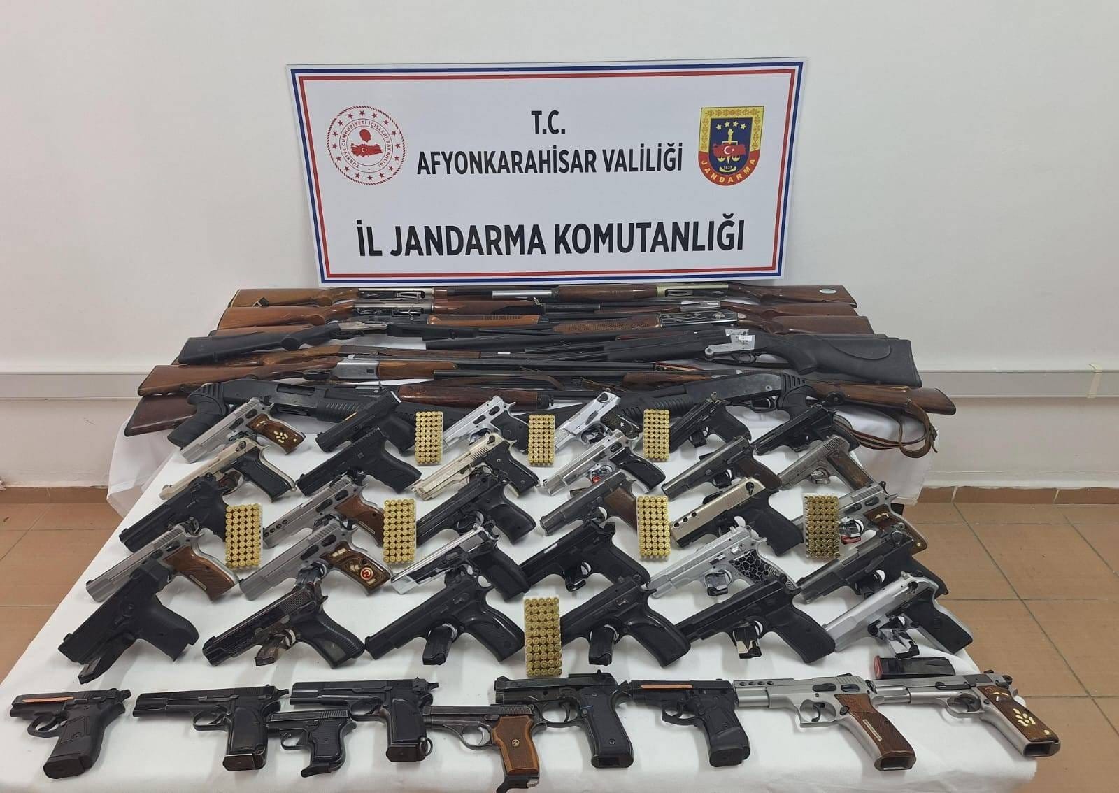 Sandıklı'da Jandarmadan Silah Operasyonu: 22 Şüpheli Gözaltında