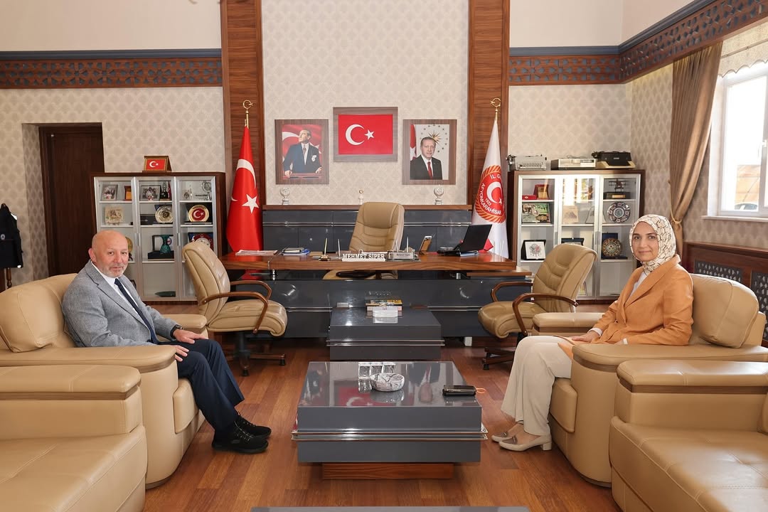 Valimiz Doç. Dr. Kübra Güran Yiğitbaşı, Umre'den Dönen İl Genel Meclisi Başkanı Mehmet Siper'i Ziyaret Etti