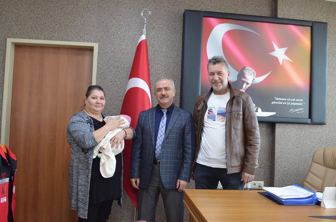 Afyonkarahisar Aile ve Sosyal Hizmetler İl Müdürlüğü'nden Sevindirici Haber: Bir Yavrumuz Daha Geçici Koruyucu Ailesine Kavuştu