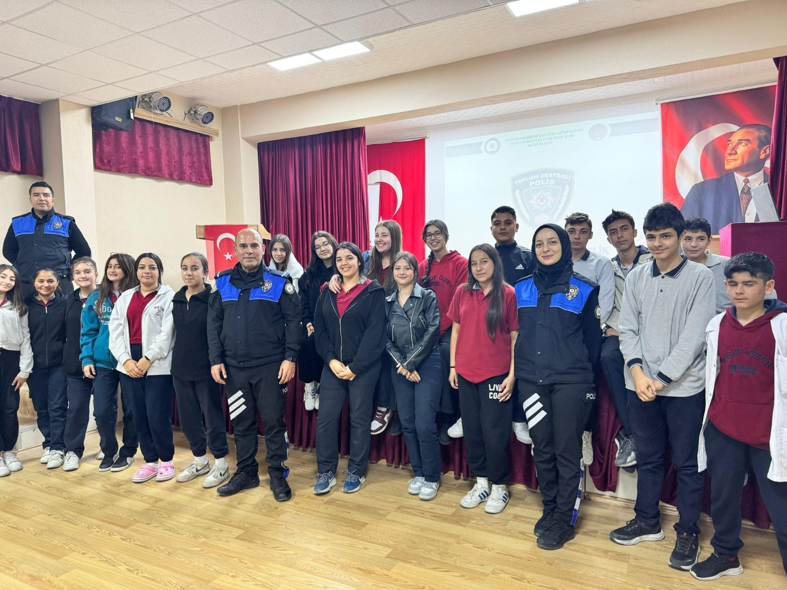 Yusuf Özer Mesleki ve Teknik Anadolu Lisesi Öğrencilerine Polislik Mesleği ve Güvenli İnternet Kullanımı Konusunda Bilgilendirme