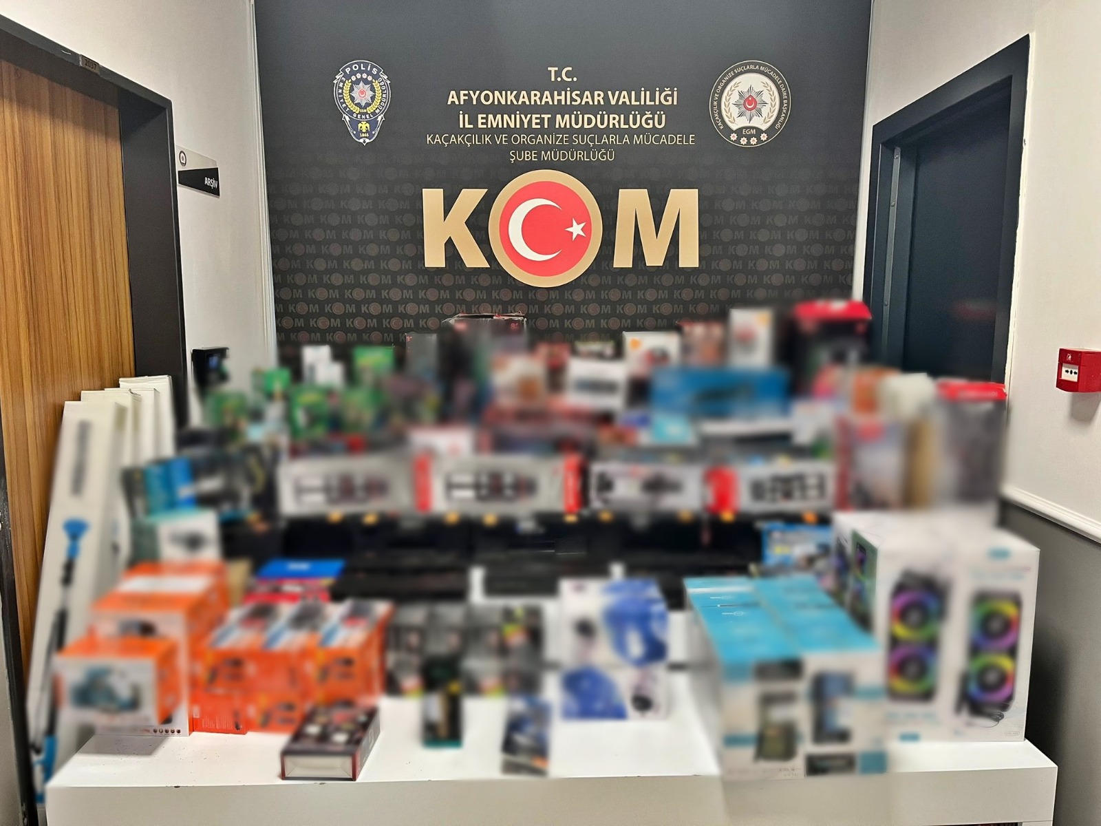 Afyonkarahisar'da Kaçakçılık Operasyonu: Elektronik Eşyalar Ele Geçirildi