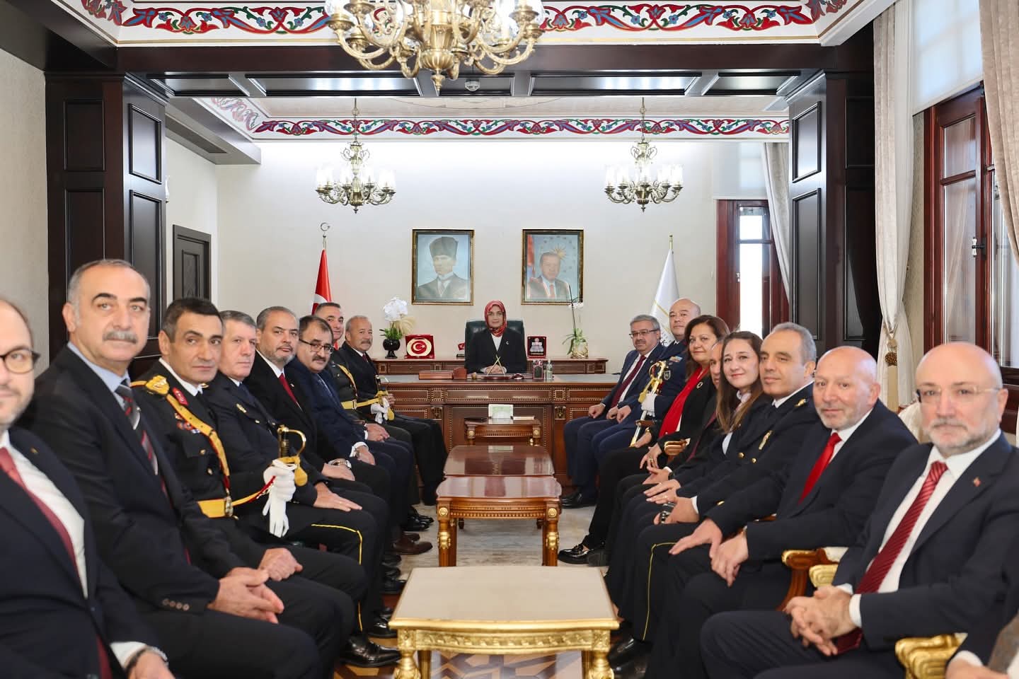 Vali Kübra Güran Yiğitbaşı, 29 Ekim Tebrikat Töreninde Protokolü Kabul Etti