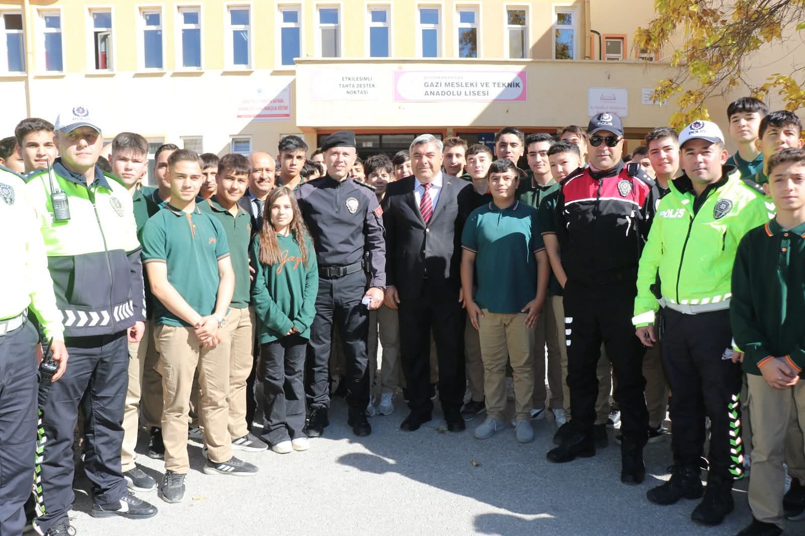 Öğrencilerden Polis Ekiplerine Teşekkür Ziyareti