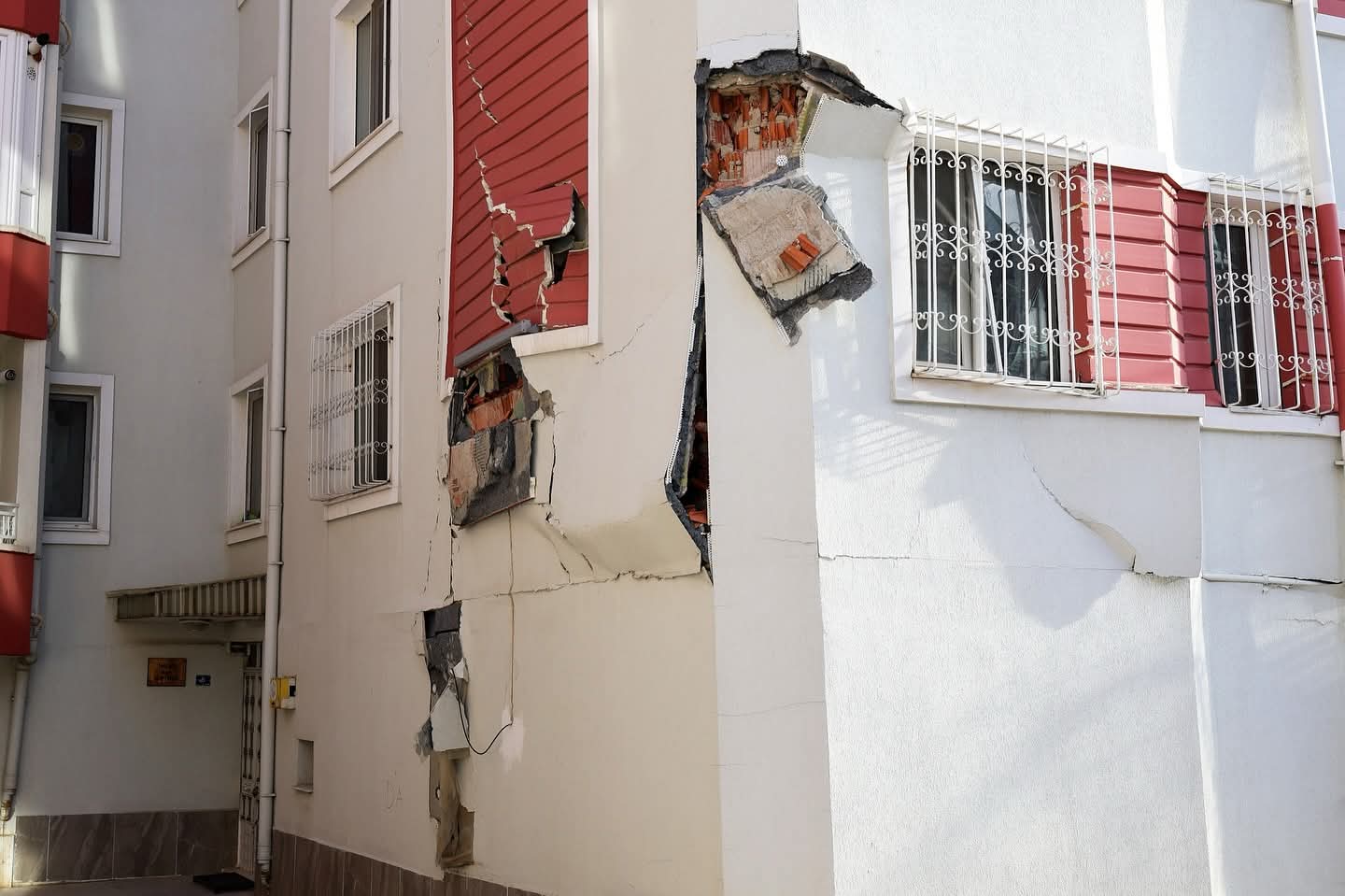 Afyonkarahisar'da Göçme Riski Bulunan Bina Tedbir Amaçlı Boşaltıldı