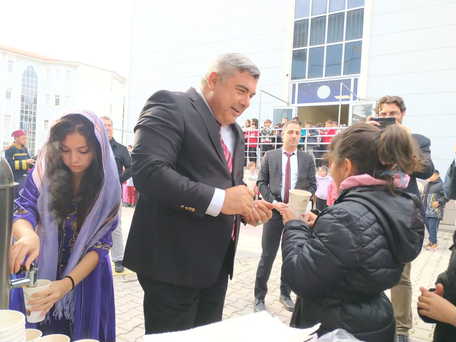 Afyonkarahisar'da Öğrencilere Çorba ve Muz Dağıtan İl Milli Eğitim Müdürü Sünnetçi