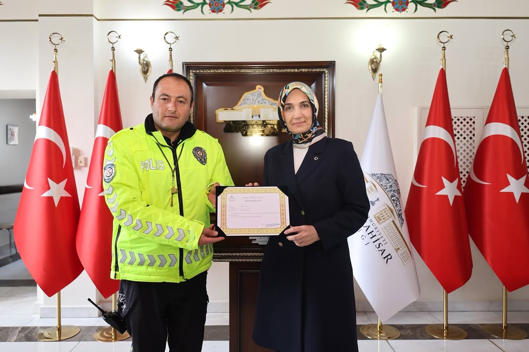 Valimiz Doç. Dr. Kübra Güran Yiğitbaşı'dan Polis Memuruna Başarı Belgesi