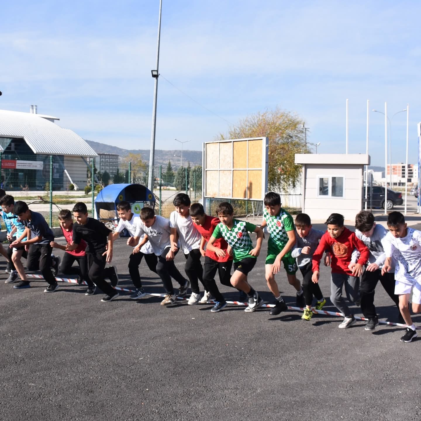 Genç Atletler Zorlu Parkurda Ter Döktü, Performanslarıyla İzleyenleri Hayran Bıraktı