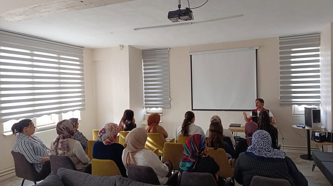 Bolvadin Sosyal Hizmet Merkezi Müdürlüğü tarafından Çay Kadın Kültürevinde 'Aile ve Alışveriş' Konulu Seminer Düzenlendi