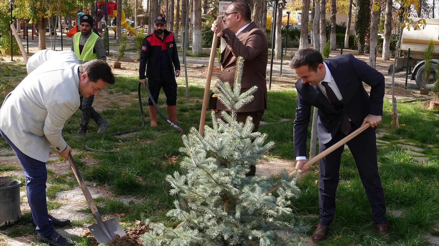 Bolvadin Belediyesi 'Doğa İçin El Ele' Sloganıyla Fidan Dikim Etkinliği Düzenledi