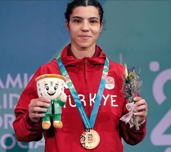 Kübra Kocakuş'tan Muay Thai'de Altın Madalya Başarısı: Riyad'da Zirvede
