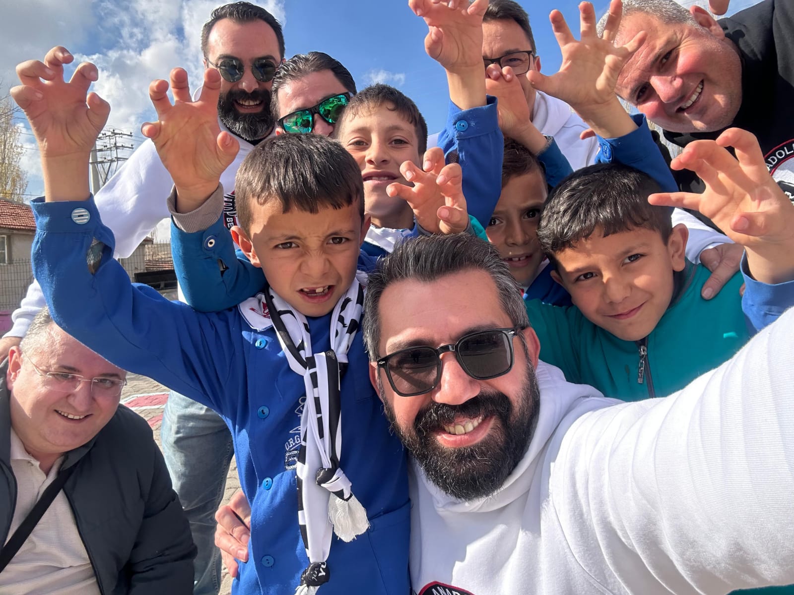 Anadolu Beşiktaşlılar Derneği'nden Kızıldağ İlkokulu Öğrencilerine Kışlık Giyim ve Kitap Desteği