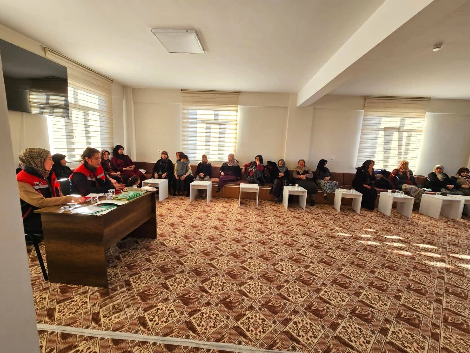 Başmakçı'da Kadın Çiftçilere Süt Hijyeni ve Tarımsal Destekleme Eğitimi Verildi