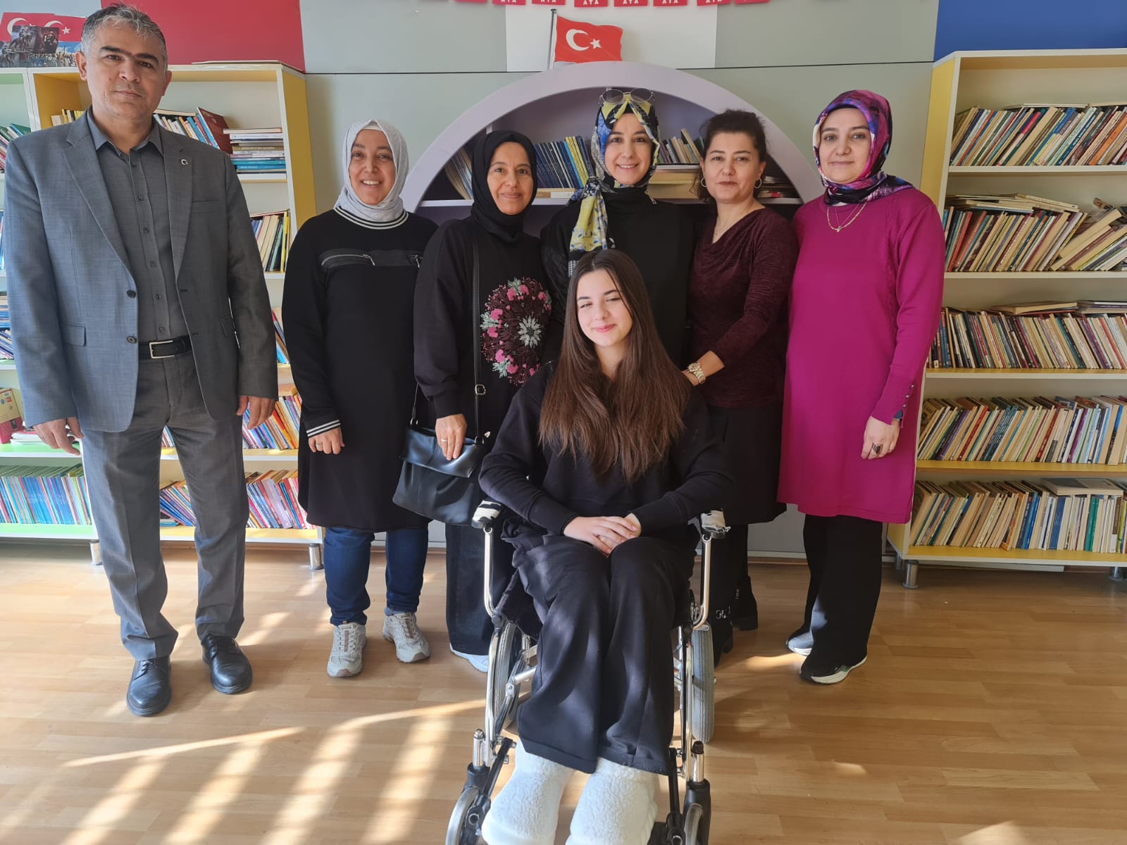 Afyonkarahisar'da Kaza Sonucu Yaralanan Öğrenciye Öğretmenlerden Destek