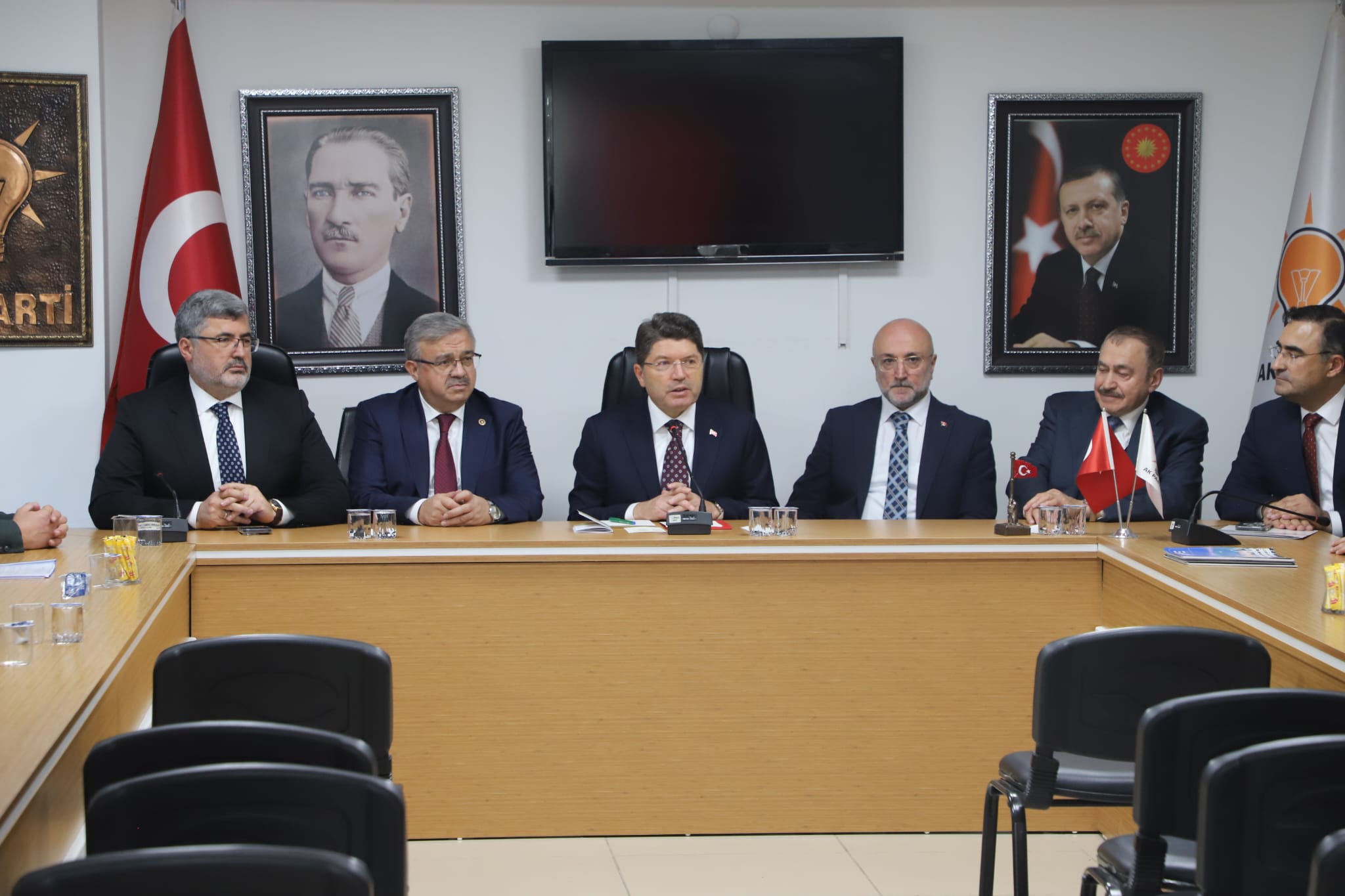 Adalet Bakanı Yılmaz Tunç Afyonkarahisar'da İl Başkanlığını Ziyaret Etti