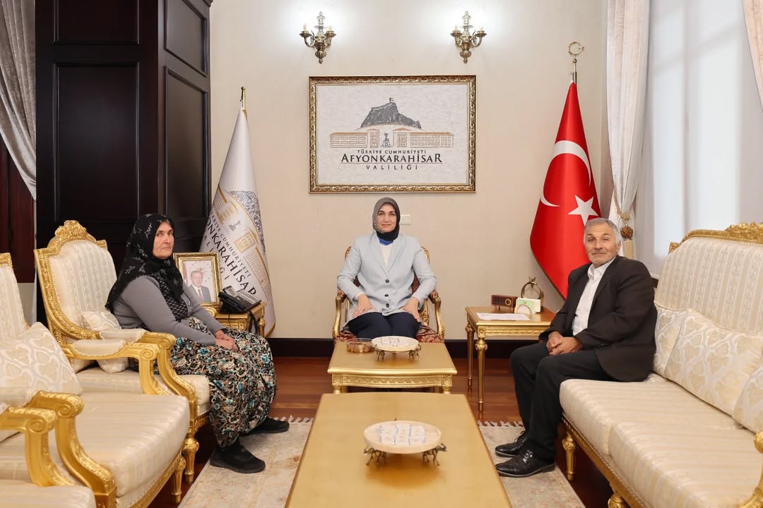 Valimiz Doç. Dr. Kübra Güran Yiğitbaşı, Şehit Cüneyt Taşyürek'in Umre Ziyaretinden Dönen Ailesini Makamında Misafir Etti