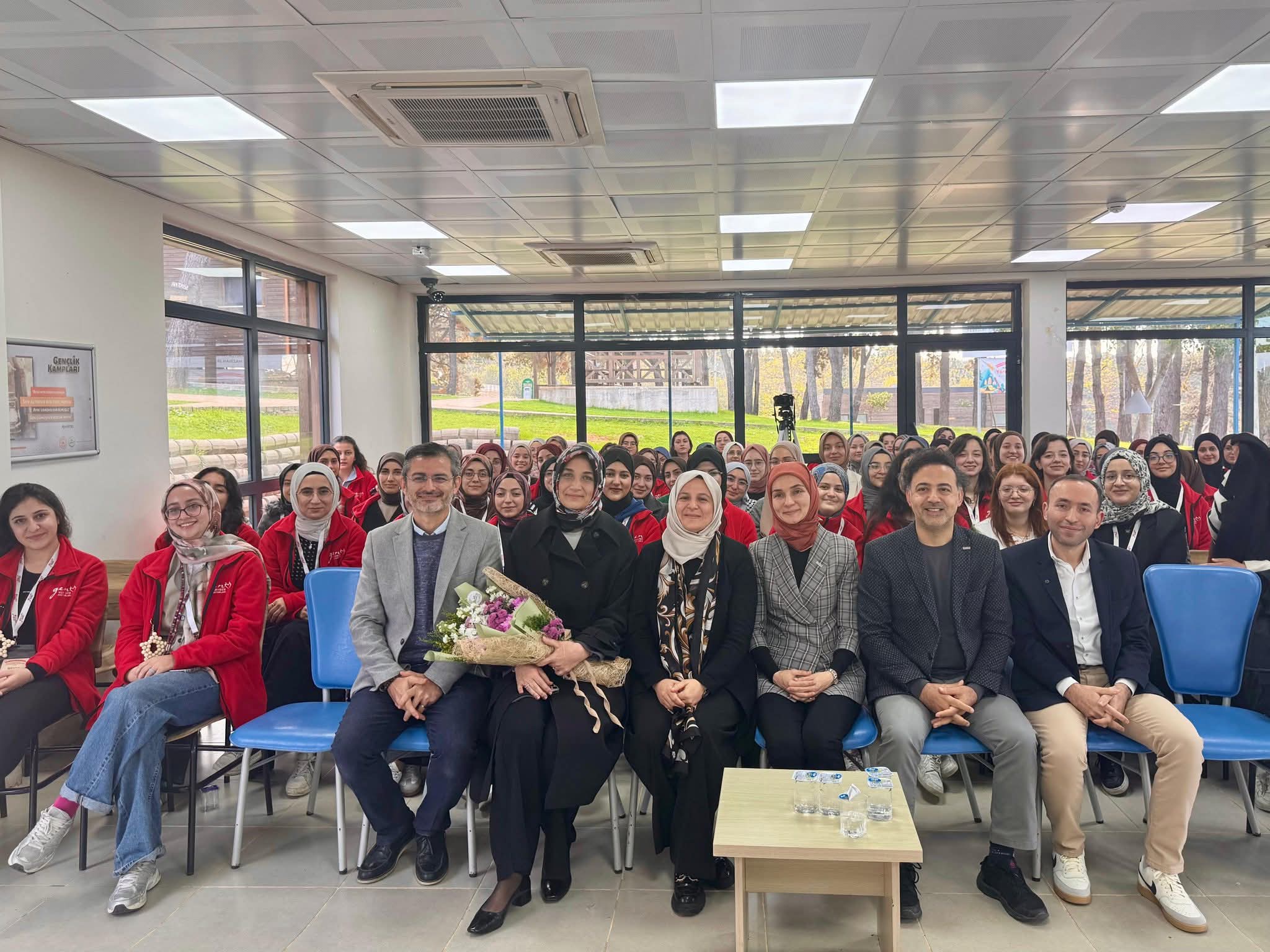 Afyonkarahisar Valisi Doç. Dr. Kübra Güran Yiğitbaşı, Gençlik Kampında Gençlerle Buluştu