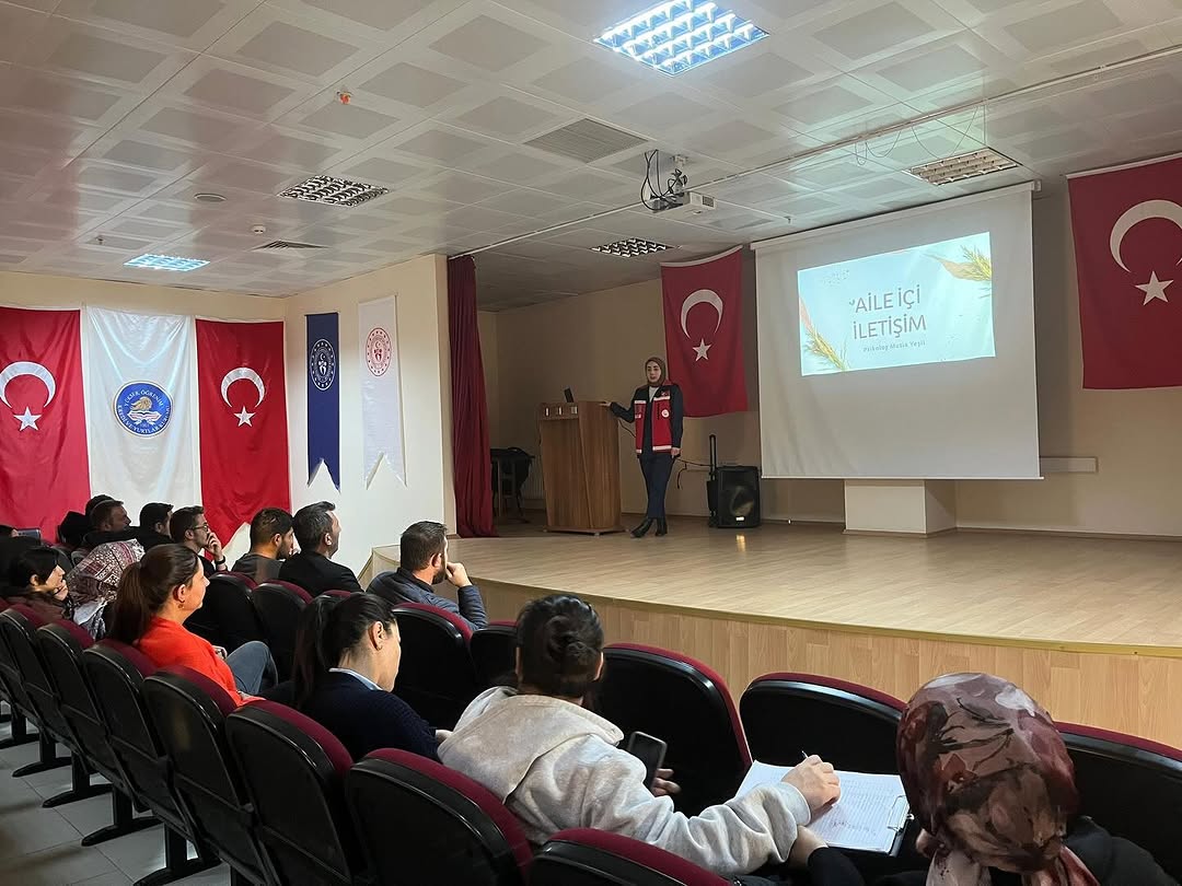 Şuhut Sosyal Hizmet Merkezi Tarafından Düzenlenen Aile İçi İletişim Semineri
