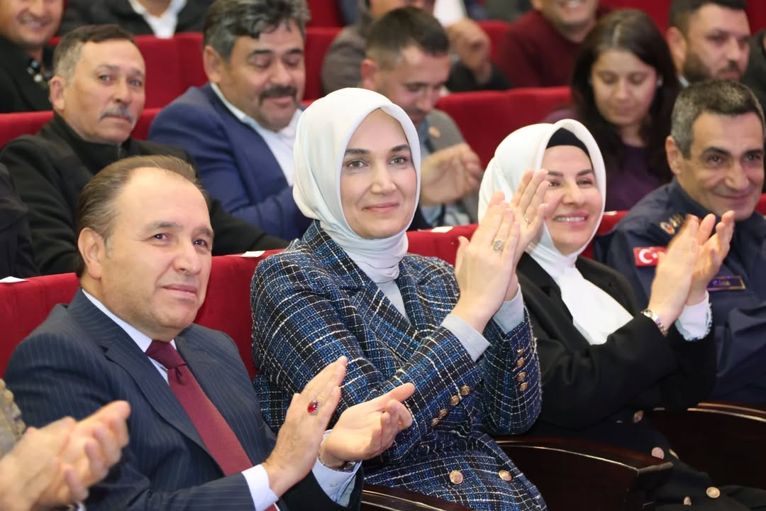 Afyonkarahisar Valiliği'nin Paylaşımı: Valimiz Doç. Dr. Kübra Güran Yiğitbaşı, Muhtarlar Akademisi Kapanış Programı'na Katıldı