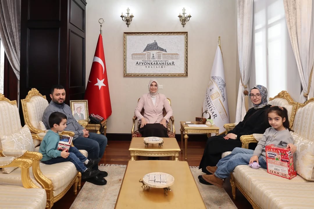 Afyonkarahisar Valiliği'nin Paylaşımı: Vali Doç. Dr. Kübra Güran Yiğitbaşı, Çalışma Arkadaşını ve Ailesini Misafir Etti