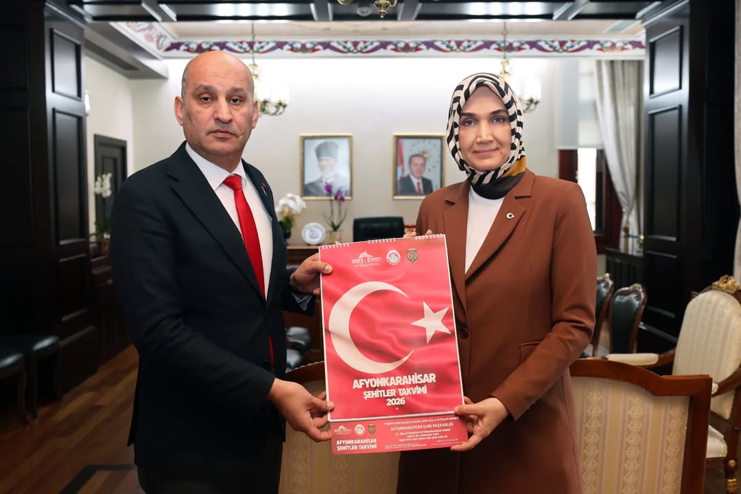 Afyonkarahisar Valiliği'nden Önemli Ziyaret: Doç. Dr. Kübra Güran Yiğitbaşı'nın Şehitler İçin Aldığı Takvim
